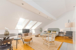 King bed Apartment Netflix central and near metro, 108